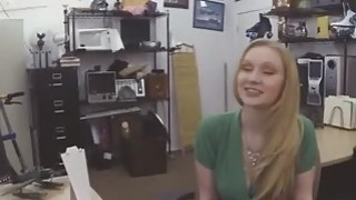 Cô người mẫu xinh đẹp đã bị làm nhục vì tính nết khó ưa