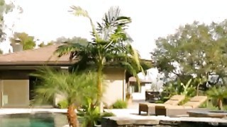 Bố dượng chịch cô bé trong khi bà xã ngủ kế bên