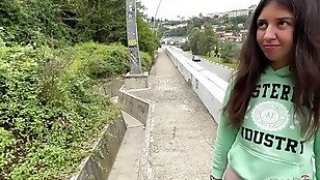 Đang chơi game thì bị bạn thân của em gái thổi kèn