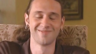 Buồn chồng yếu sinh lý, vợ lén lút "ăn nằm" với anh đồng nghiệp