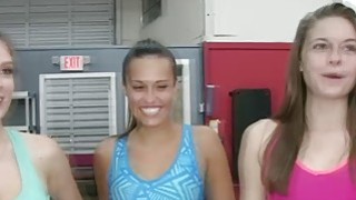 Chồng yêu đi công việc nước ngoài, Người vợ ở nhà xoạc với đám bạn của con trai