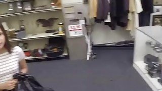 Cậu thanh niên bỗng dưng nhận được thùng hàng lớn, bên trong lại là bà xã sếp