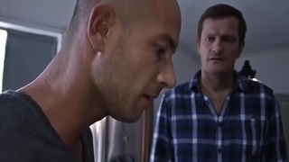 Người vợ mở tiệm mát xa tại nhà bị gã nhà sát bên dơ bẩn đến trả thù