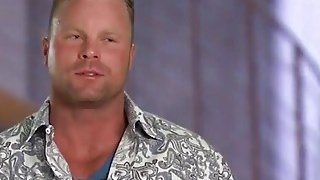 Anh bộ đội vừa ra quân dập như máy khâu