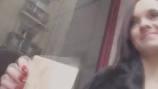 Em nhân viên vì tiền mà chấp nhận yêu cầu biến thái của gã quản lý