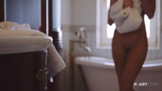 Con gái riêng thấy thèm khi nhìn trộm bố dượng Nắc mẹ