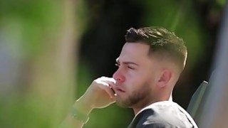 Một cặp đôi người Đài Loan đã chụp ảnh tự sướng. Cô bạn gái nói: "Em muốn trở thành một con cá chết". "Đừng chụp ảnh lén lút. Hãy xóa chúng đi. Nếu một ngày nào đó chúng bị rò rỉ thì sao?"