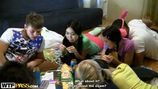 Trưởng phòng… em sẽ giữ bí mật với vợ yêu anh, anh muốn sờ ngực em không?