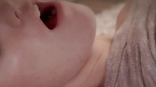 Cậu em ở quê lên được chị dâu vú to dùng lồn tiếp đãi