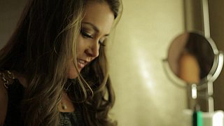 Cậu học sinh mỗi đêm khó ngủ bởi tiếng rên của cô nàng cạnh nhà cạnh bên