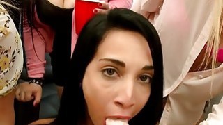 Gã chồng ngủ say, người vợ mò lên gác mút cây hàng con trai chồng