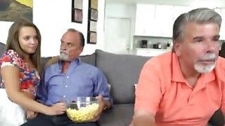 Hoạt động dành cho 3 nam và 2 nữ ở Thành Đô. Sinh viên quốc tế tham gia làm đẹp ngân hàng, quá trình này rất thú vị, nhưng cô ấy không được phép bật đèn, ánh sáng không tốt