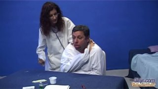 Dùng tiền mua dâm cô bạn gái vú bự đang đón xe buýt