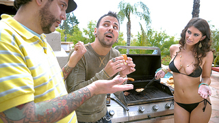 Lại đây chị rửa cặc cho nào