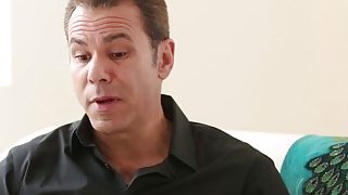 Em giúp việc chăm chỉ bú cu cho ông chủ