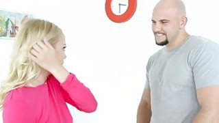 Anh ấy nhờ tôi thổi kèn cho bạn anh ấy. Tôi không thể từ chối.