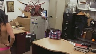 Lén nhìn trộm má bạn đang thay đồ và cái kết…