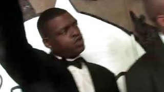 Cô gái trẻ da trắng, dịu dàng với bộ ngực đẹp Feifei đang quan hệ tình dục 3P đầy đam mê với hai người đàn ông to lớn tại con suối trong khu rừng nông thôn. Thật tuyệt vời và thú vị