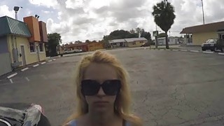 Ngày 13 tháng 7 năm 2023_Chú thỏ nhỏ đang chơi với quả bóng