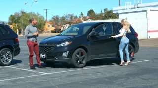 Tên bảo vệ nghèo trả bài quý cô đại gia trên siêu xe