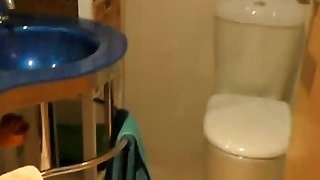 Người đẹp đồng phục kết hợp với hai người hâm mộ cho một 3P