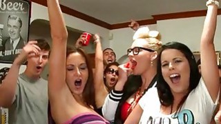 Bà mẹ đơn thân và cậu con trai hư hỏng