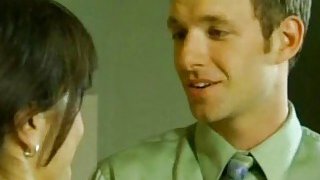 Con trai đang ngồi với em ghệ thì má kế đến và muốn được tham gia chung