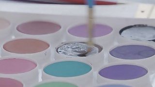 Cô gái vẫn xinh đẹp. Tôi đã bí mật chụp ảnh cô gái tóc dài đang la hét bên giường.