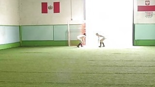 Sinh viên đại học tham gia vào ngành giải trí dành cho người lớn. Ba cô gái đang nằm trên giường. Người anh trai để những cô gái hư hỏng lên trên và quan hệ tình dục với họ. Họ thay phiên nhau tận hưởng sự kích thích khi con cặc lớn đập vào giữa âm hộ của họ. Họ liên tục phát ra những tiếng động tục tĩu và nói những điều khiếm nhã...