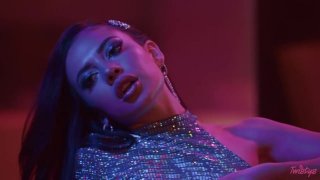 Mông của vợ tôi có tròn không?