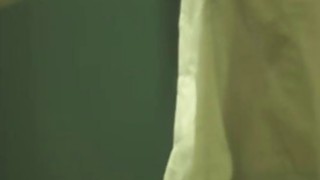 Một cô gái xinh đẹp đội mũ đen quỳ xuống để thổi kèn sâu. Tôi thích cảm giác được quan hệ bằng miệng. Cảm giác nó to và cứng đến nỗi tôi không thể chịu đựng được nữa…