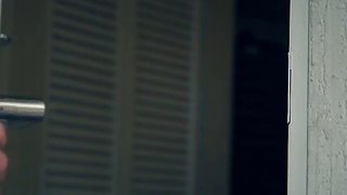 Gạ gẫm thằng em trai ngây ngô sờ vú