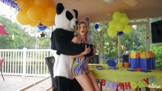 Má dẫn con gái đi mát-xa trị liệu bị anh kỷ thuật viên móc trúng điểm g