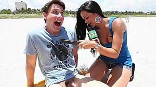 Bán công ty, cho vợ làm thư ký của bạn thân và cái kết