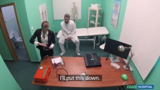 Một chàng trai trẻ từ Hulu Films đã lái một chiếc xe BMW có một chai Red Bull bên trong và đỗ xe ở cổng trường đại học để xem liệu có nữ sinh nào cắn câu không.