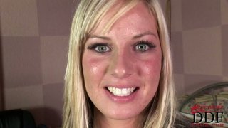 Gạ gẫm thằng em trai ngây ngô sờ vú