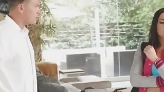 Em điều dưỡng trực đêm sau 1 lần bị ép quan hệ thì liên tục bị tống tình mỗi ngày