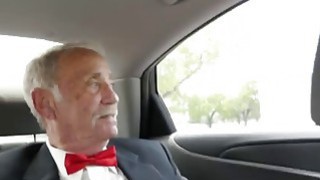 Cô gái trẻ ngực khủng nói rằng cô ấy không sống tốt, cô ấy lắc mình dữ dội