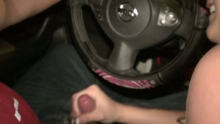 Một thân hình tuyệt đẹp, một cô gái ngực bự mặc áo sơ mi, vòng eo, eo rắn, tất cắt chéo, vặn mông và mở âm hộ cận cảnh, mông tròn và đẹp của cô ấy rất hấp dẫn