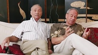 Cô gia sư ngực khủng của Đài Loan Daisybaby trông thật gợi tình! Cô ấy chủ động thổi kèn cho các nam sinh!