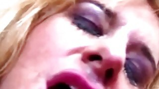 Một cô gái trẻ đầy đặn và quyến rũ đang quan hệ tình dục với một người phụ nữ ở tư thế nằm trên mà không dùng bao cao su. Người phụ nữ trung niên rất hấp dẫn. Cuối cùng, cô ấy ngậm sâu và thổi miệng trong khi thủ dâm.