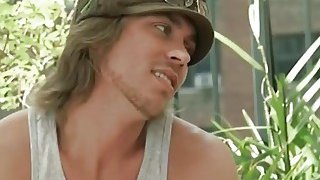 Cô gái trẻ gầy gò bị quan hệ đến mức hét lên và chảy ra chất dịch màu trắng, người phụ nữ ở trên