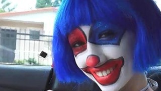 Cậu con trai về quê nghỉ hè thì đúng lúc bố đi bàn việc làm ăn, để lại cậu một mình với má kế