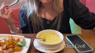 Tìm một người đàn ông độc thân để quan hệ với một bà vợ hư hỏng và xem cô ấy lên đỉnh dưới háng của người đàn ông độc thân