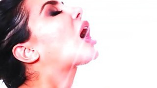 Bố Chồng yêu an ủi vợ sắp cưới của con trai đang đau khổ khi biết Chồng yêu ngoại tình