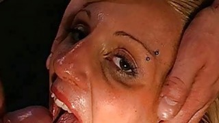 Má đơn thân thiếu thốn và cậu con trai ở tuổi dậy thì