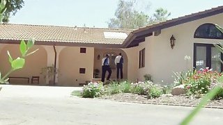 Cô bạn học thời thơ ấu gạ địt tôi ngay trên trường