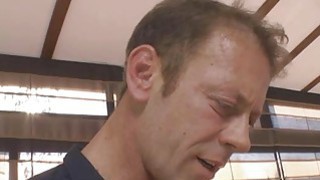 Một cô gái trẻ có tính tình tốt đang đánh nhau với một chàng trai trẻ. Có nhiều tư thế quan hệ tình dục không an toàn và quan hệ bằng miệng sâu. Cậu em trai nhắm mắt lại và tận hưởng nó