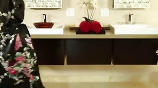 Anh trai tìm thấy sextoy khủng trong phòng của nhỏ em kế