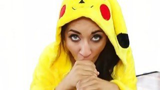 Nhẹ nhàng, nhẹ nhàng, cô chủ tiệm làm tóc nói cách âm ở đây không tốt và cô sợ bị phát hiện